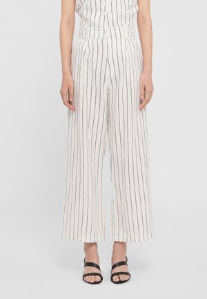 Witte wijde broek met verticale zwarte strepen, gemaakt van lichte stof. Heeft een hoge taille en een relaxte pasvorm.