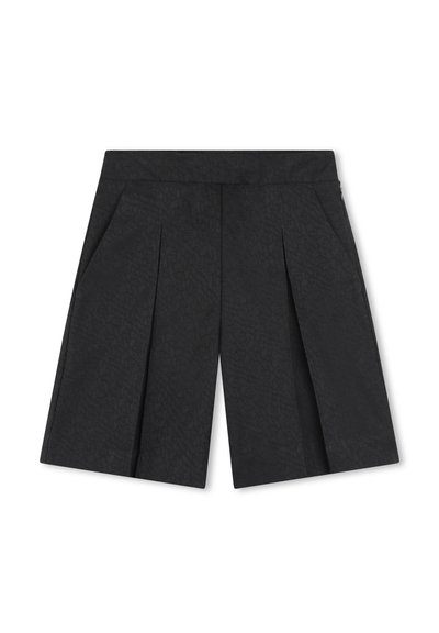 Shorts noirs avec un design plissé, en tissu texturé, poches latérales et fermeture éclair à la taille.