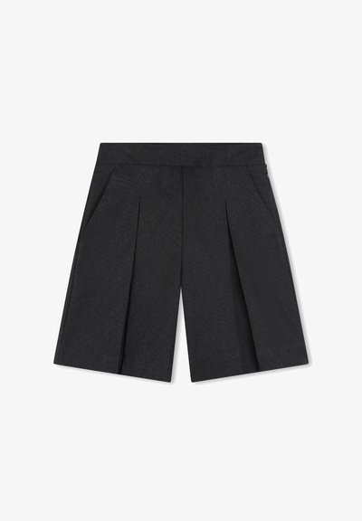 Shorts noirs avec un design plissé, en tissu texturé, poches latérales et fermeture éclair à la taille.