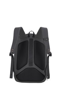 Sac à dos gris avec un panneau arrière en maille texturée, des bretelles rembourrées et un design élégant avec des accents minimalistes.