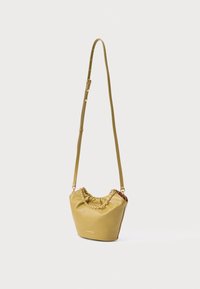 Zelená kožená taška s nařaseným vrškem, zlatým řetízkovým doplňkem a nastavitelným popruhem. Hladká textura, zaoblený tvar a zapínání nahoře.