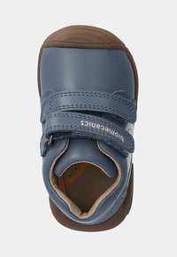 Scarpa in pelle blu con due cinturini in Velcro regolabili, punta arrotondata e suola in gomma marrone. Fodera morbida per un comfort ottimale.