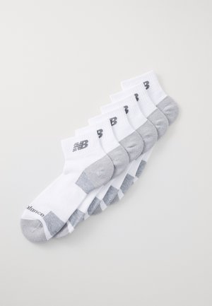 Chaussettes de sport blanches avec des accents gris, dotées de bords côtelés et d'un logo. Paquet de six, conçues pour le confort et la respirabilité.