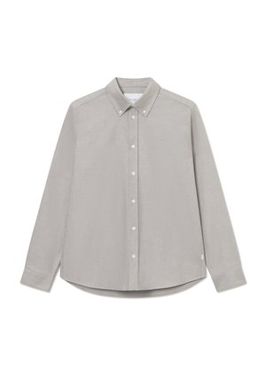 Szara w paski koszula z guzikami ma wyłogi z kołnierzykiem, długie rękawy i zaokrąglony dół. Wykonana z fakturowanej tkaniny z białymi guzikami.