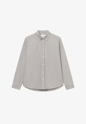 Szara w paski koszula z guzikami ma wyłogi z kołnierzykiem, długie rękawy i zaokrąglony dół. Wykonana z fakturowanej tkaniny z białymi guzikami.