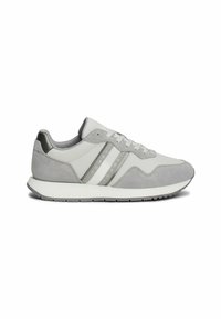 Zapatilla gris con material de ante y sintético, que presenta rayas blancas y una marca, cordones planos y una suela de goma gruesa para mayor tracción.