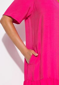 Ulla Popken FLOUNCE PANEL SHORT SLEEVE  - Jurk - pink