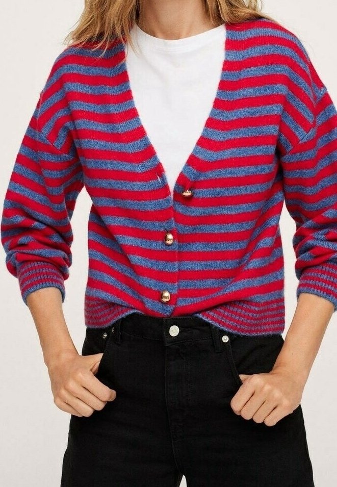 Cardigan a rayas rojas y azules con mangas largas, escote en v y tres botones en tono dorado. Hecho de una suave tela de punto texturizada.