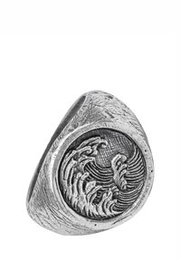 Žiedas sidabrinės tonacijos su tekstūruota paviršiaus danga, centre puoštas išsamia banga. Apvalios formos su lygiu žiedo žiedu.