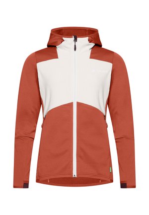 Rode en witte hooded jas met een frontale rits, textuurstofsecties en zijzakken, met contrasterende paneelontwerpen en groene accenten.