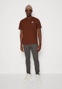 Nike Sportswear CLUB TEE - T-shirt básica - cacao  wow