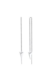 Pendientes geométricos plateados con una cadena. Cada pendiente tiene una forma triangular con una barra recta, destacando un diseño moderno y elegante.