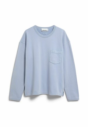 Lichtblauw shirt met lange mouwen en ronde hals, voorzien van een borstzakje, een ontspannen pasvorm en kleine zijsplitjes aan de zoom.