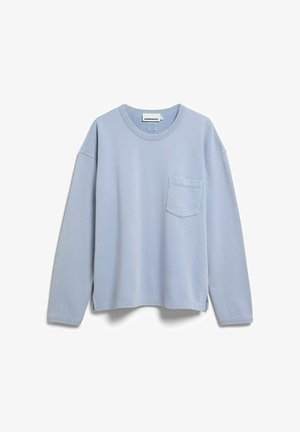 Lichtblauw shirt met lange mouwen en ronde hals, voorzien van een borstzakje, een ontspannen pasvorm en kleine zijsplitjes aan de zoom.
