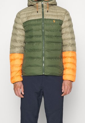 Herren-Steppjacke mit Farbblockmuster, olivgrünem Körper, beigen oberen Ärmeln, leuchtend orangefarbenen unteren Ärmeln, durchgehendem Reißverschluss vorne und Kapuze mit orangen Kordeln.