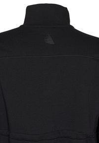 Melnā augsta apkakle ar kapuci, kurai aizmugurē ir teksturēts logotipa akcents, izgatavota no gludas auduma ar minimālisma dizainu.