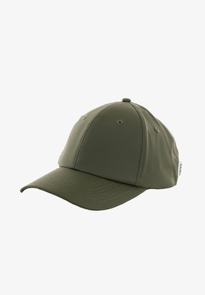 Gorra de béisbol verde oliva hecha de material impermeable, con visera cosida y ojales de ventilación. Etiqueta de logo en el lateral.
