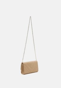 Patrizia Pepe BAG - Soma ar siksnu pāri ķermenim - camel/beige