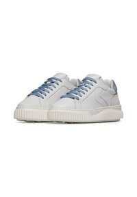 Sneakers bianchi in pelle con suola in gomma crema testurizzata, lacci blu e un sottile accento azzurro chiaro sul tallone.