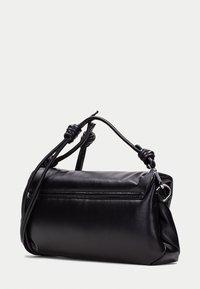 Černá kožená kabelka se strukturovaným designem, kulatým tvarem, uzlovými ramenními popruhy a zipovou kapsou na zadní straně. Hladká textura.