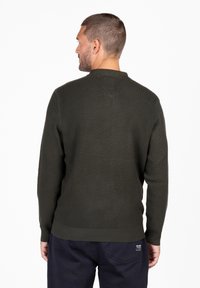 Dunkelgrüner, strukturierter Pullover mit einem Rippdesign und Kragen. Verfügt über lange Ärmel und einen taillierten Saum.