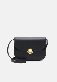 Borsa nera in pelle con texture liscia, chiusura a patta e un accento in oro rotondo. Include una tracolla removibile.