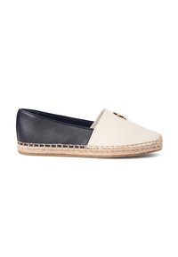 Chaussure en cuir à enfiler avec un devant crème et un arrière bleu marine, dotée d'une semelle espadrille en jute et d'un accent doré sur la tige.