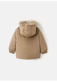 Chaqueta acolchada marrón con capucha de piel sintética, puños elásticos y una textura sencilla y suave. La vista trasera resalta la costura y una forma cuadrada.