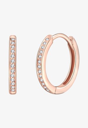 Boucles d'oreilles créoles en or rose avec une rangée de petites pierres précieuses rondes et transparentes le long du bord extérieur, fermeture simple visible sur une boucle d'oreille.
