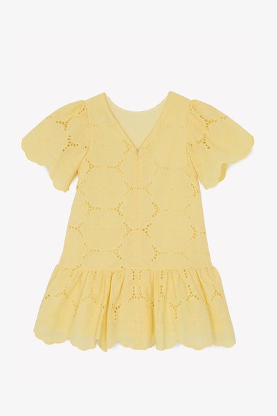 Žlté šaty s krátkymi, nariasenými rukávmi a volánovým lemom. Obsahujú kvetinový výrezový dizajn a výstrih do V so zipsom na zadnej strane.