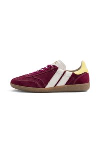 Baskets en daim bordeaux avec des bandes blanches sur les côtés, languette jaune au talon, semelle en gomme et lacets assortis bordeaux, vues de côté.
