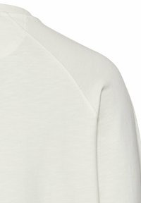 Weißes Sweatshirt mit weicher Textur, rundem Ausschnitt und Raglanärmeldesign. Der Stoff wirkt leicht und glatt.