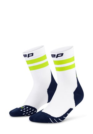 Weiße Socken mit marineblauen Akzenten, ausgestattet mit zwei neongelben Streifen, Grip-Punkten an der Sohle sowie einem verstärkten Fersen- und Zehendesign.