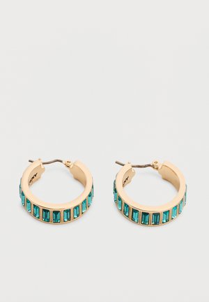 Gouden creolen met rechthoekige turquoise gemstones gelijkmatig geplaatst langs de buitenrand, weergegeven tegen een effen lichte achtergrond.