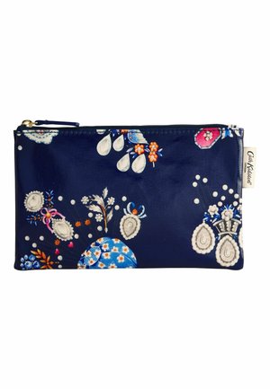 Bolsa azul marino con cremallera con patrones florales y abstractos en blanco, naranja, rosa y azul, con una etiqueta de marca de tela en un lado.