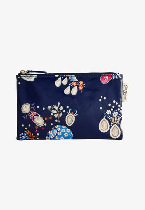 Tumši zils zipa maisiņš ar florāliem un abstraktiem baltiem, oranžiem, rozā un ziliem rakstiem, ar auduma zīmola etiķeti sānos.