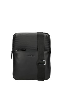 Borsa crossbody nera con pannello superiore testurizzato e sezione inferiore liscia, dotata di una tracolla robusta e tasche con zip per lo stoccaggio.