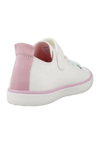 Weiße Leinensneaker mit einem rosa Stoff-Fersenpatch, rosa Sohle und mehrfarbigen Schnürsenkeln. Glatte Textur, niedriges Profil.
