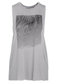 Top senza maniche di colore grigio chiaro con un design geometrico a linee ondulate nere sul davanti. Tessuto morbido con un fit rilassato e scollatura rotonda.