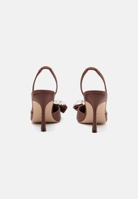 Smešane smeđe satenske cipele s visokim potpeticama, slingback dizajnom i detaljem mašne, s dekorativnom bisernom akcentom sprijeda.