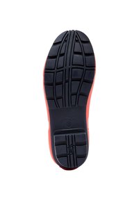 Semelle de chaussure avec un fond en caoutchouc noir présentant un motif de texture antidérapant ; détails lat�éraux rouges ; logo en relief près du talon.