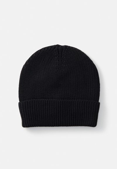 Berretto lavorato a maglia nero con una texture a coste, dotato di un risvolto alla base e una parte superiore liscia. Realizzato in materiale morbido.