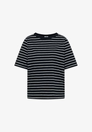 T-shirt noir à manches courtes avec des rayures horizontales blanches, col rond et coupe décontractée.