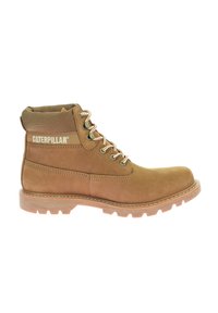 Botas de cuero marrón con un diseño de tobillo alto. Las características incluyen una tela texturizada en el cuello, ojales de metal y una suela de goma robusta.