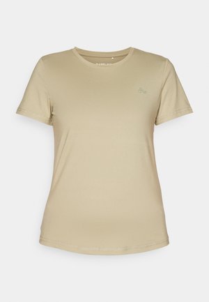 Camiseta de manga corta beige de tejido suave y elástico. Presenta un cuello redondo y un logo sutil en la parte superior izquierda del pecho.