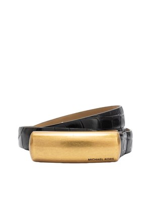 Ceinture en cuir noir avec motif crocodile et grande boucle rectangulaire dorée gravée du nom de la marque "Michael Kors".