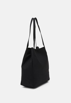 Sac fourre-tout noir texturé avec deux longues poignées, un compartiment principal spacieux et un design souple, présentant une finition extérieure lisse.