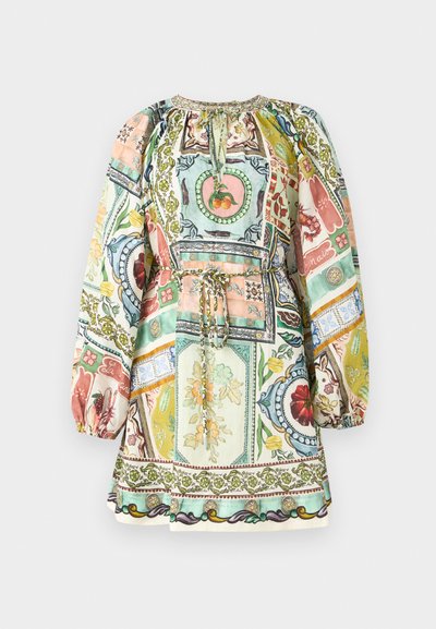 Rochie imprimată colorată cu mâneci lungi, decolteu plisat și talie cu curea. Prezintă un amestec de modele florale și geometrice dintr-un material moale.