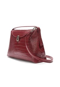 Crvena torba od umjetne kože s uzorkom krokodilske kože, sa strukturiranim dizajnom, preklopnim poklopcem i odvojivim remenom za rame. Teksturirana površina i srebrni metalni detalji.