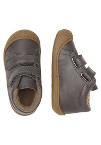 Scarpe in pelle grigia con due cinturini in Velcro, suola in gomma beige, interno morbido, design a taglio basso e punta rotonda.